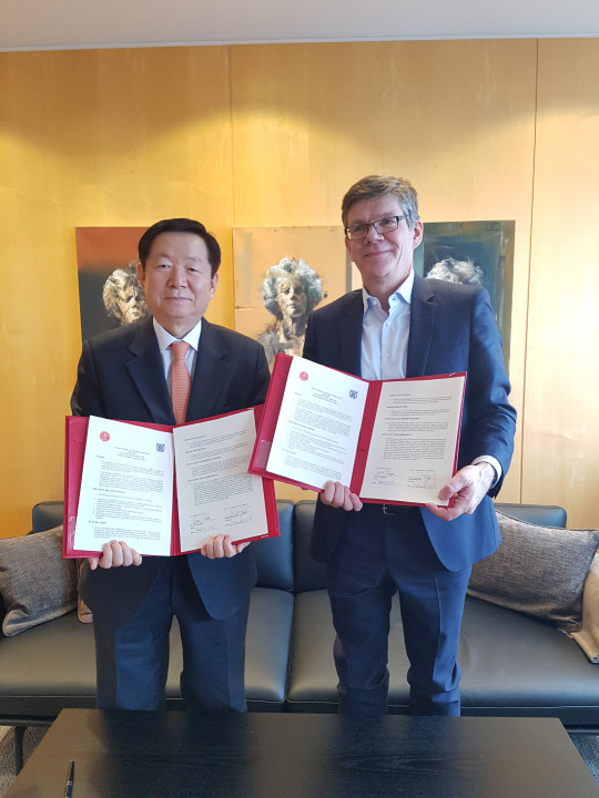 서울대학교는 성낙인 총장이 지난 8일 노르웨이 오슬로대학교를 방문해 교류협력 전략적 파트너십 체결식을 가졌다고 13일 밝혔다. 교류협력 전략적 파트너십의 주요 내용은 ▲새로운 학문분야 및 다학제적 영역에서의 상호 역량강화를 위한 공동연구 확대 ▲연계성 있는 학문분야 및 여름강좌 학생교환 확대 ▲공동교육 프로그램 및 강좌 설치 ▲연합강의 및 심포지엄 확대 등이다. 성낙인 총장(왼쪽)이 스베인 스퇴렌 오슬로대 총장과 협약서를 들고 기념촬영을 하고 있다. 서울대 제공